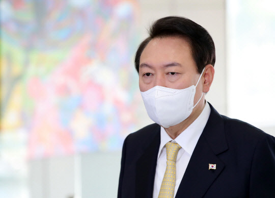 윤석열 대통령이 18일 오전 서울 용산 대통령실 청사로 출근, 기자들과 질의응답을 하고 있다. [대통령실통신사진기자단]